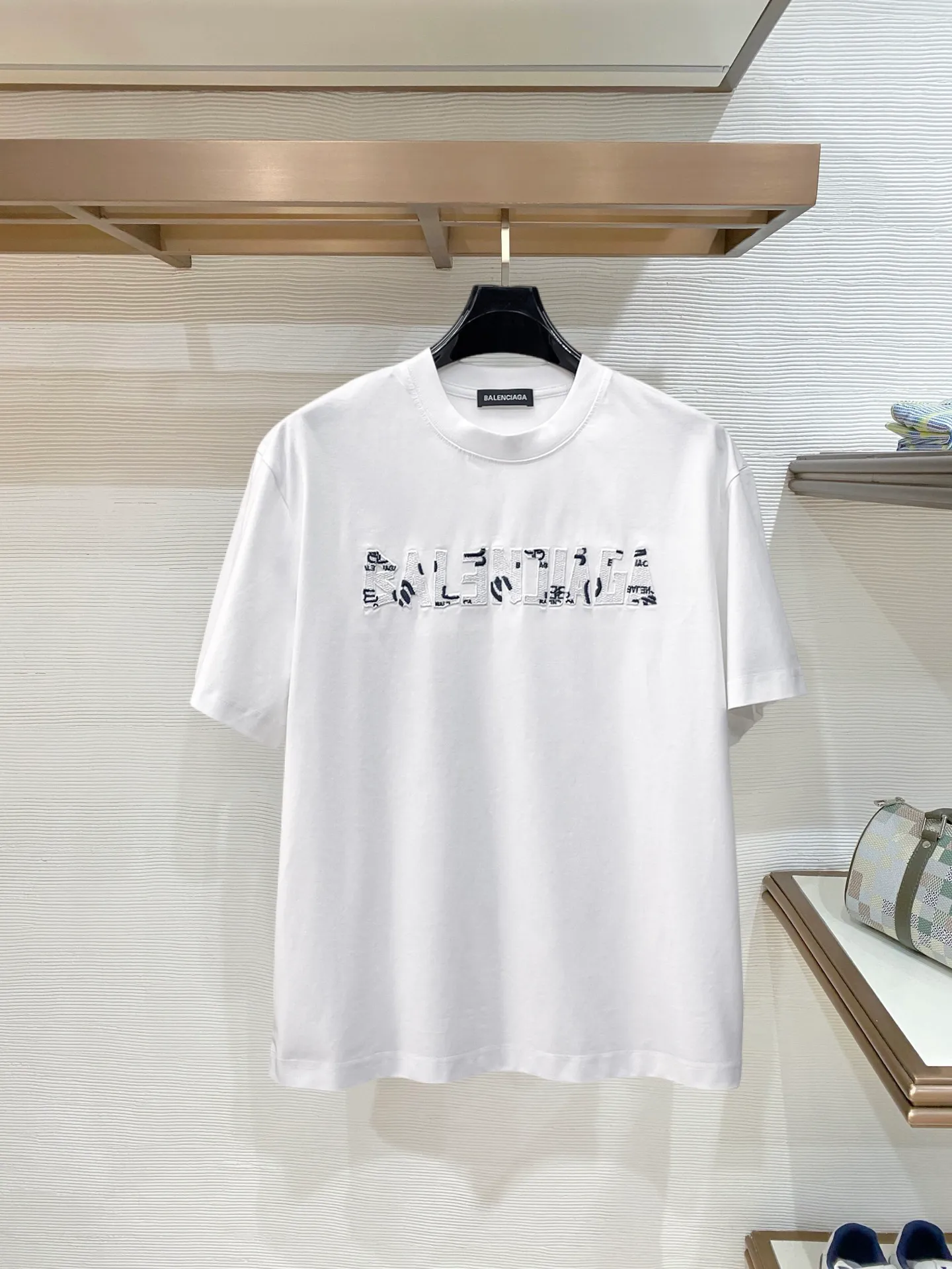 Balenciaga's high-end top-quality products 🐮2026 Spring and Summer New Arrival first counter, the latest New Arrival short-sleeved round neck T-shirt, Premium customized design, avant-garde and fashionable! Brand logo heavy craftsmanship design Premium customized 260g fabric. Soft to the touch. Comfortable to wear. Counter-level exquisite stitching. Fine workmanship. The upper body effect is incomparably handsome! A must-have item for men and women with the same style! Sizes: S~XXL When placing an order, please state your height and weight. The maximum wearing size is 210 pounds (one size larger)